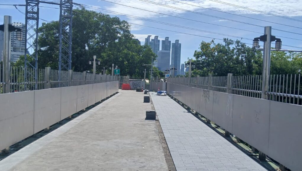 an empty elevated walkway